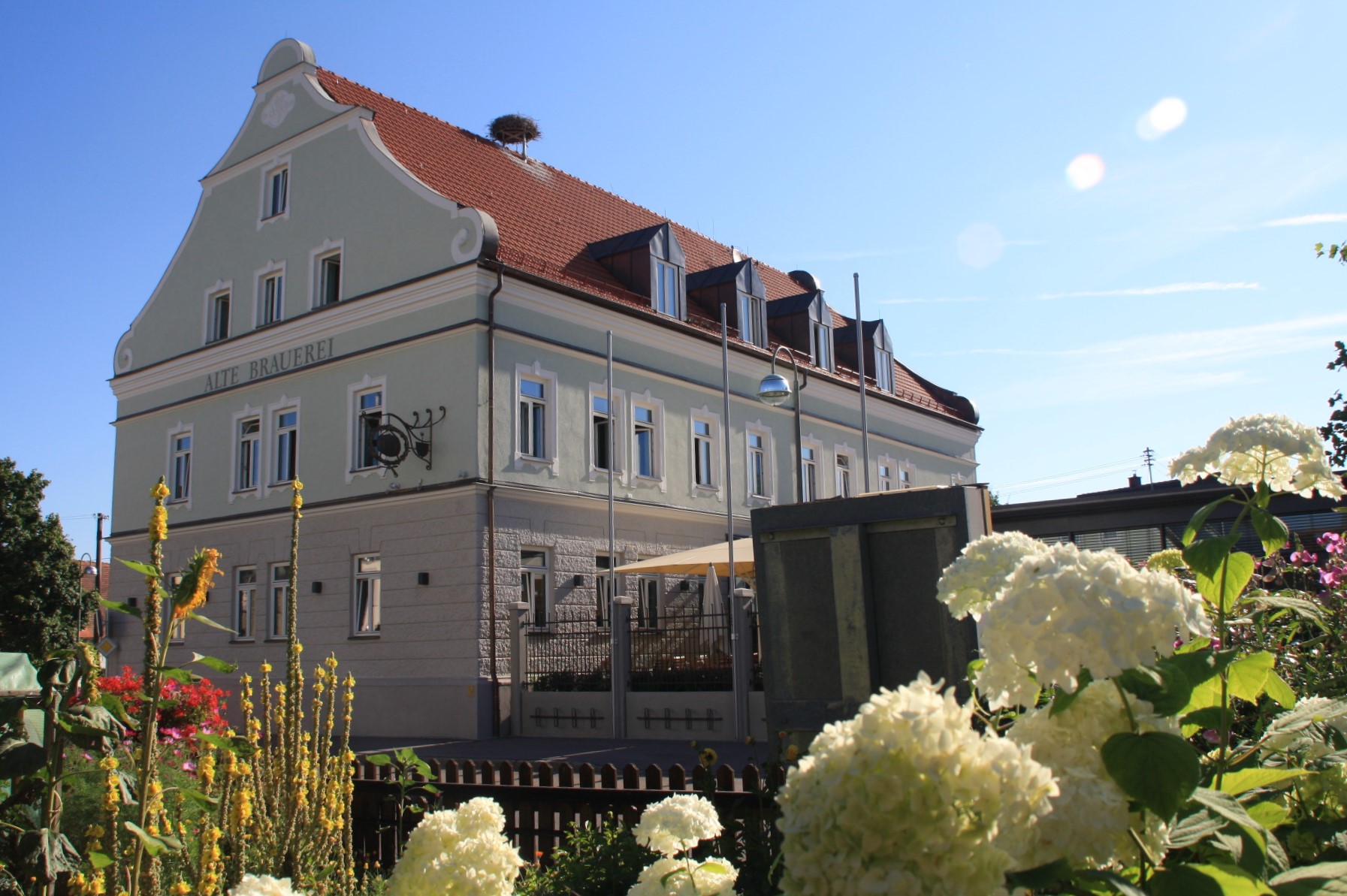 Alte Brauerei Mertingen mit historischem Hauptgebäude und Brauereisaal