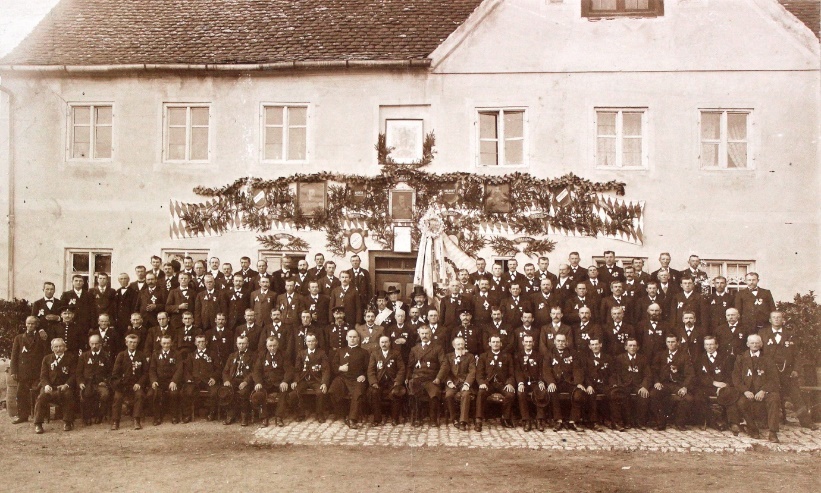 Veteranen- und Kriegerverein vor der Brauerei im Jahr 1902