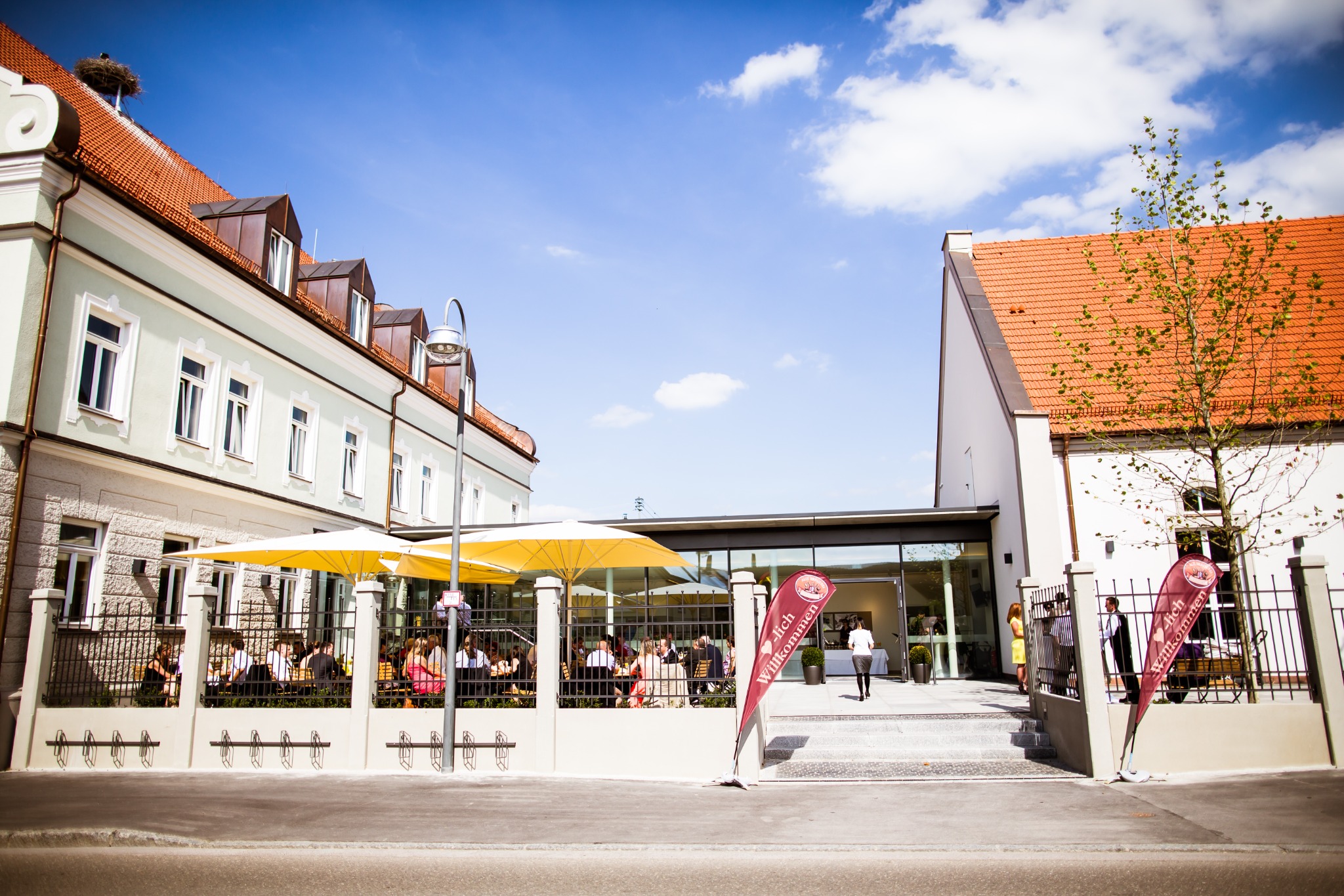 Außenbereich und Eingang zum Brauereisaal der Alten Brauerei Mertingen