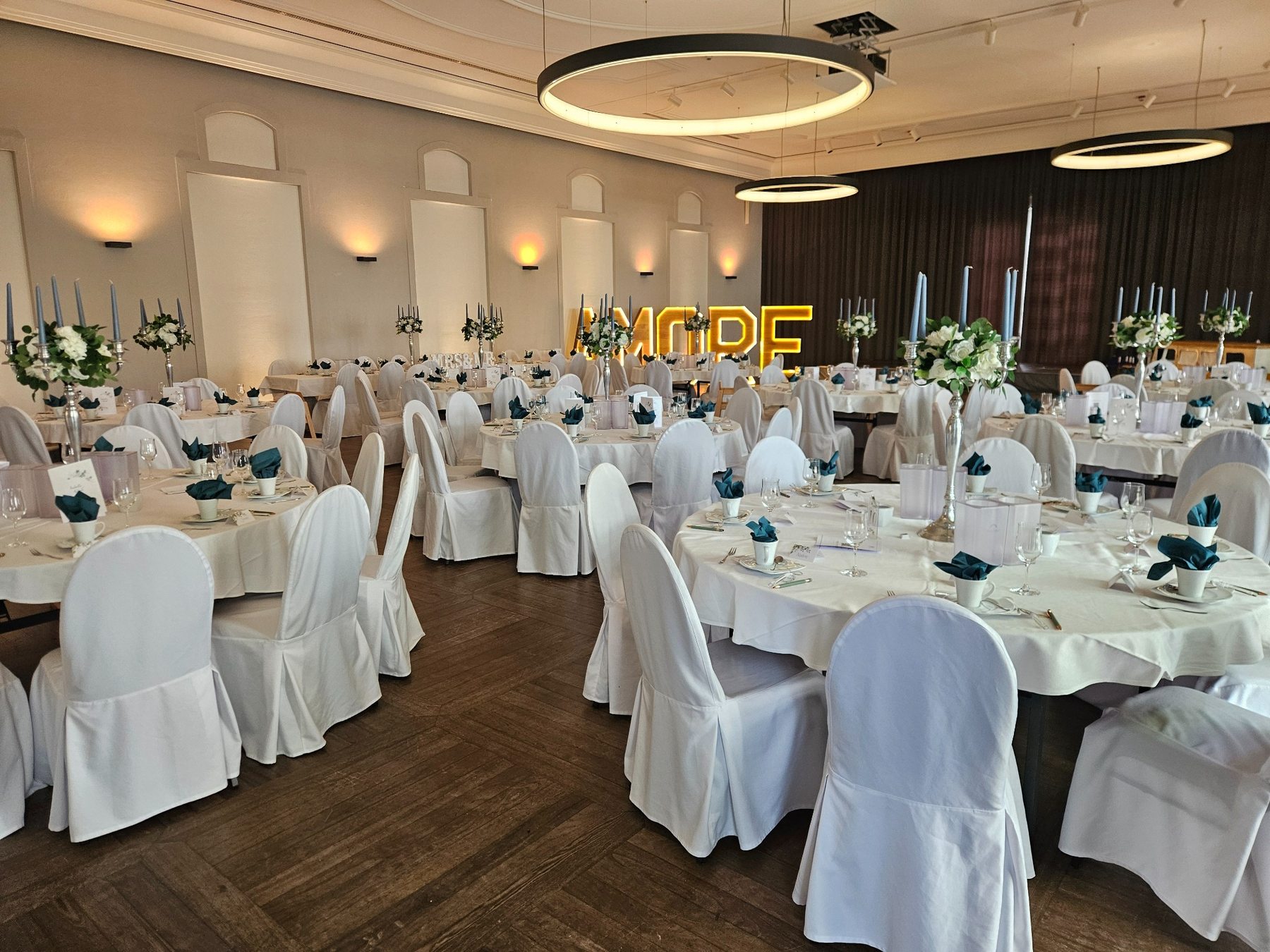 Festlich für eine Hochzeit gedeckter Brauereisaal