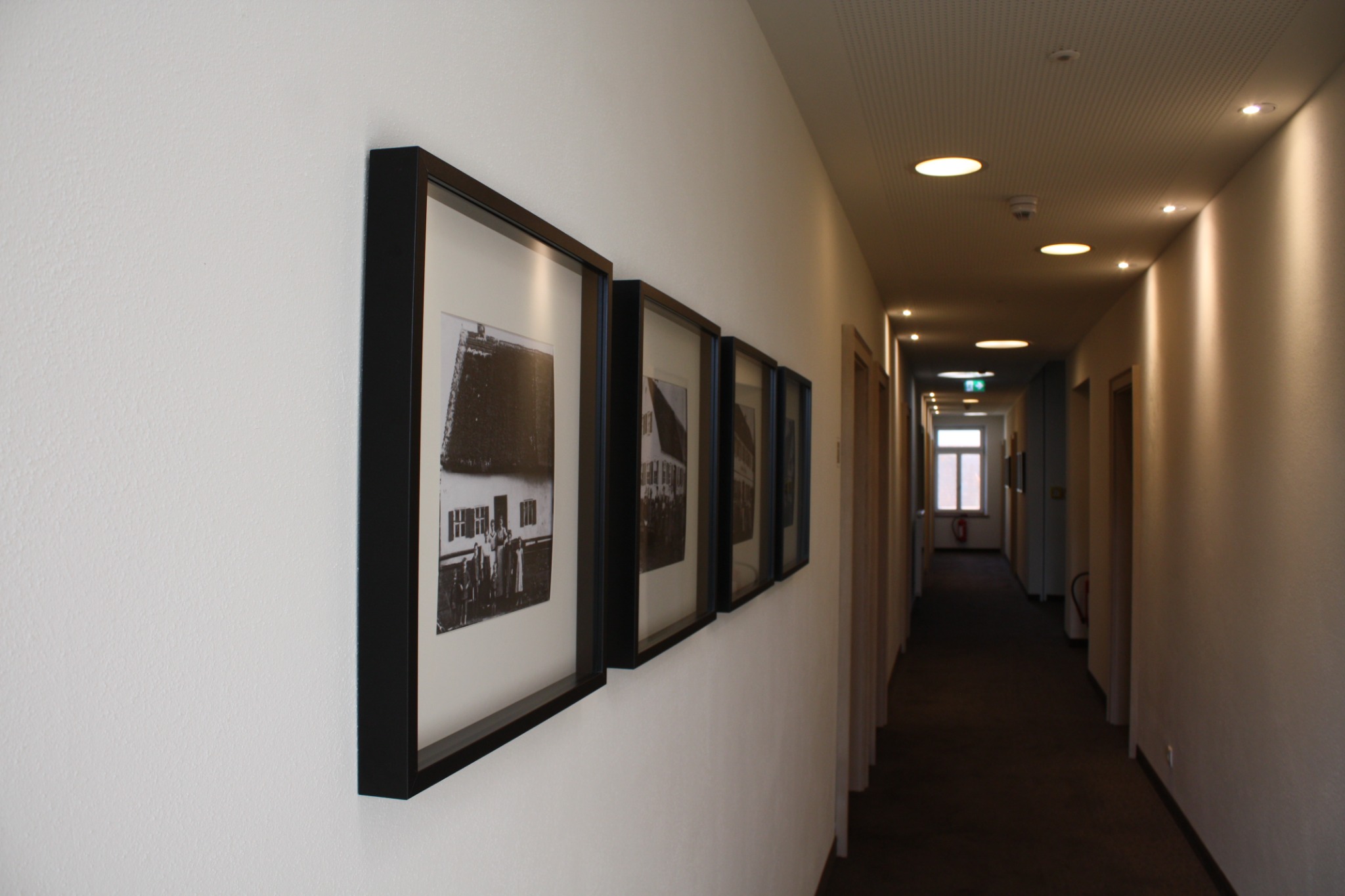 Hotelflur mit historischen Fotografien der Alten Brauerei