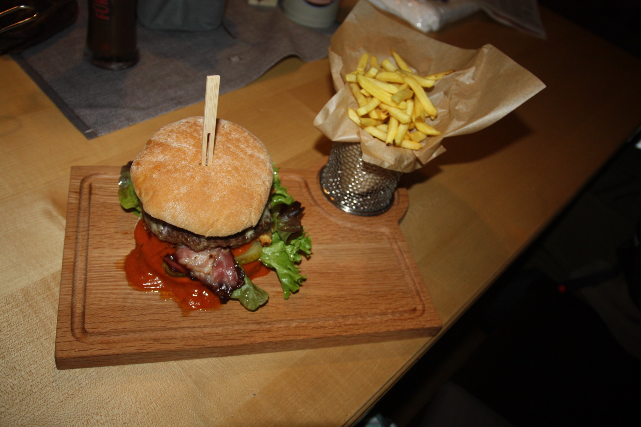 Burger mit Pommes in der Alten Brauerei Mertingen