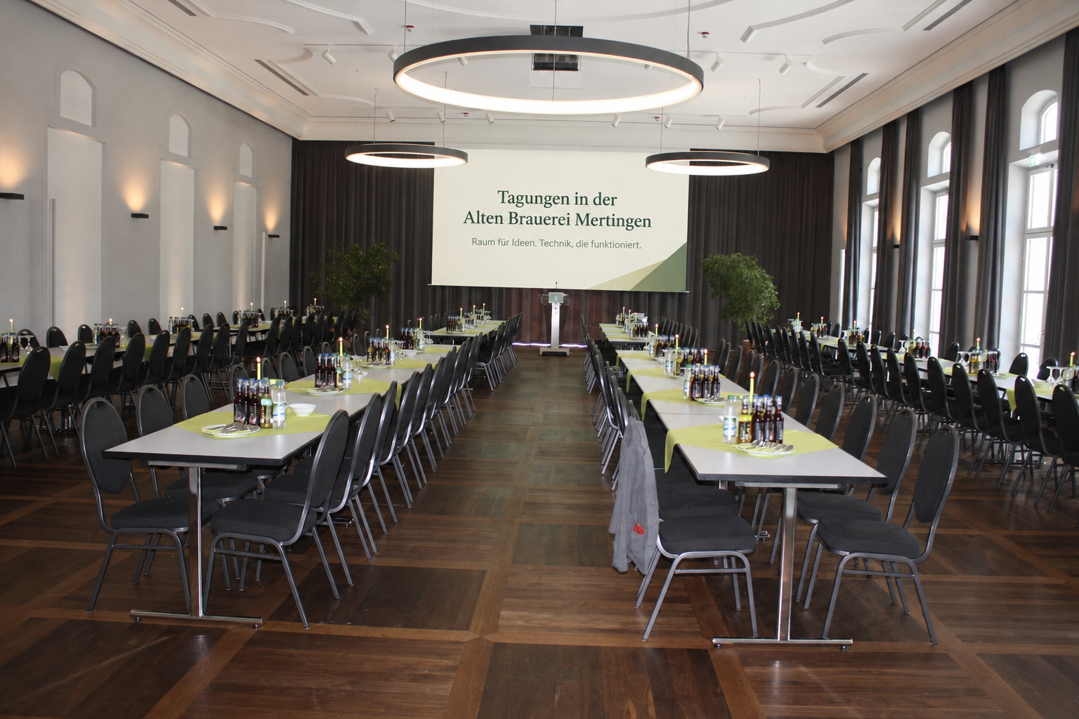 Brauereisaal mit großer 6 mal 4 Meter Leinwand bei Tagungsbestuhlung
