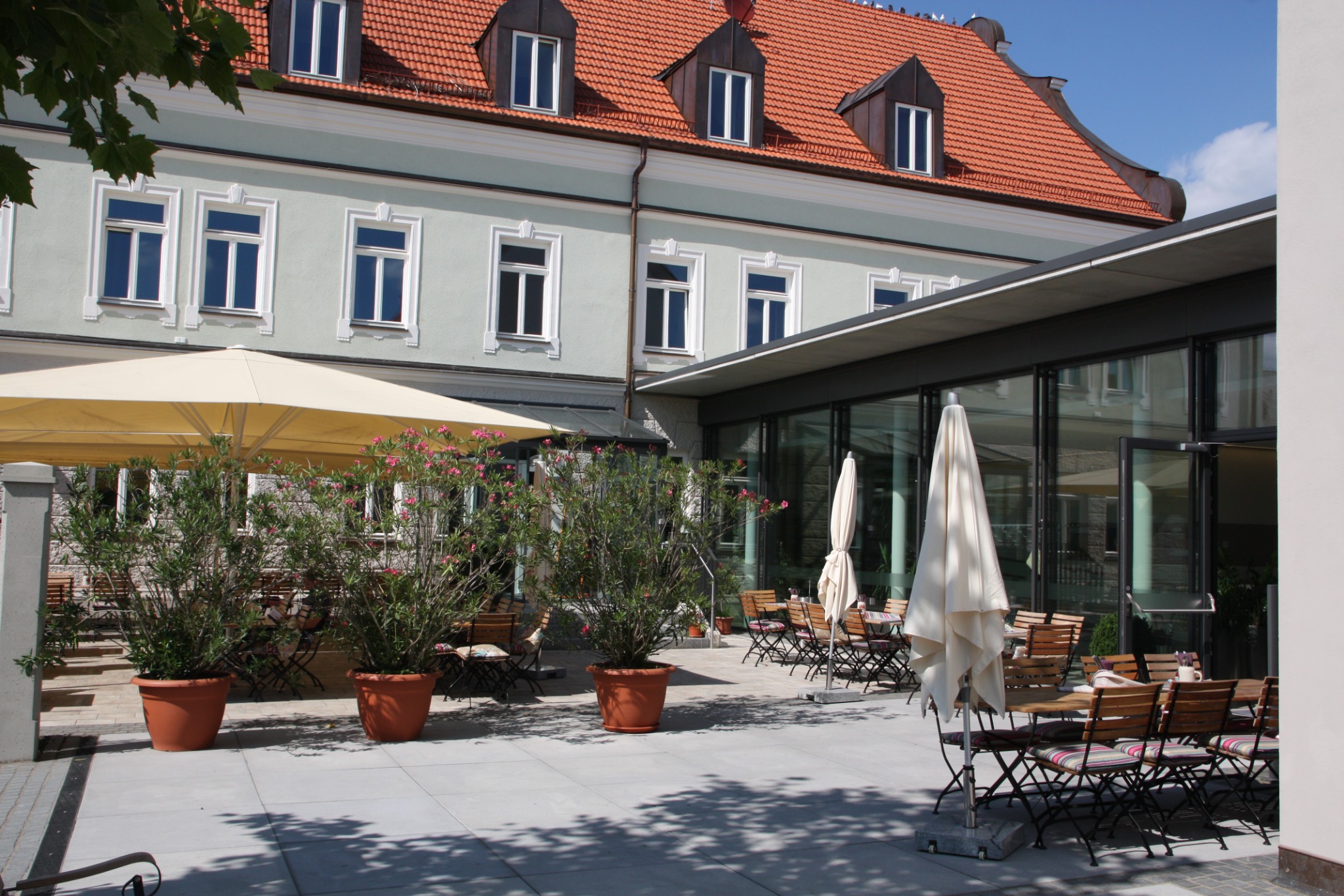 Terrasse und Außenbereich der Alten Brauerei Mertingen